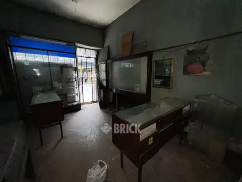 LOCAL A LA CALLE EN GASCON Y AV. CORRIENTES - 135 M2 TOTALES ESPECTACULAR PATIO SOTANO