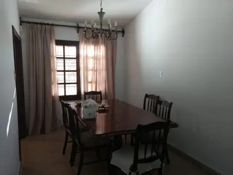 Casa en Alquiler con 1 cochera