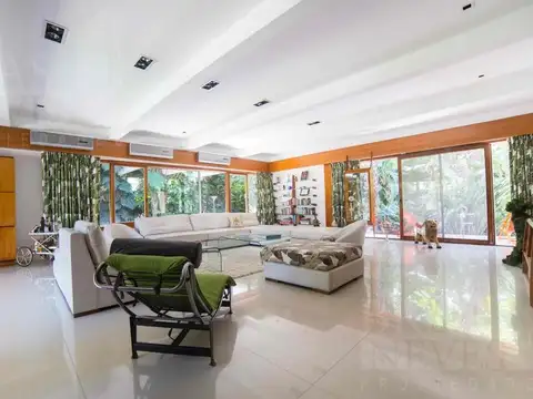 Casa en Venta con 6 cocheras