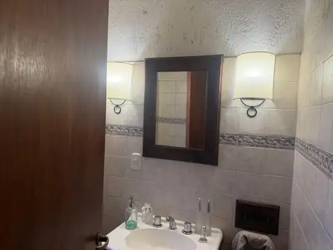 Casa 6 ambientes con 2 baños