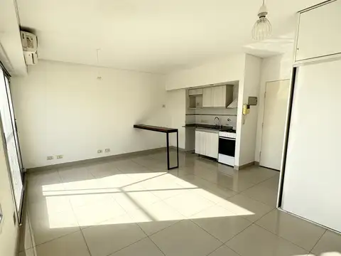 Excelente monoambiente al frente con balcón. Edificio con terraza, parrilla y jacuzzi compartido