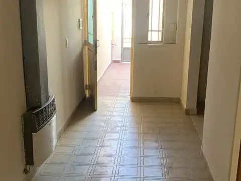 ALQUILER CASA! 1 DORMITORIO, COCHERA Y PATIO CON ASADOR, +alarmas de seguridad