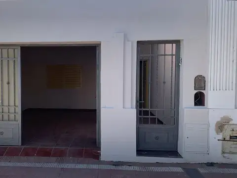 ALQUILER CASA! 1 DORMITORIO, COCHERA Y PATIO CON ASADOR, +alarmas de seguridad