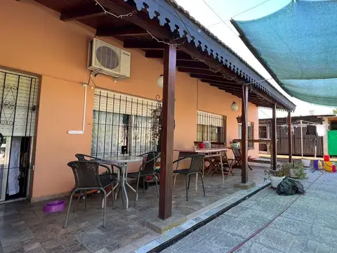 Casa 6 ambientes con 2 baños
