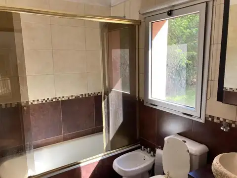 Casa en Alquiler con 1 cochera