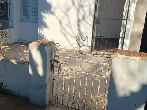 Venta Casa en Valentín Alsina, (Lanús) con cochera