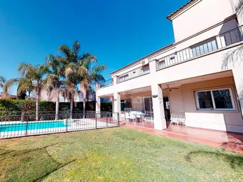 Venta de Casa 5 Ambientes en El Casco de Moreno