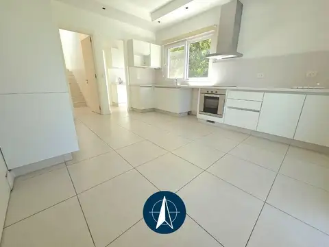 Casa en Alquiler con 3 cocheras