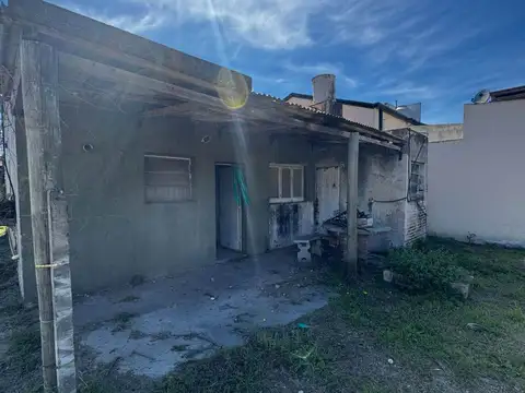 VENTA CASA a refaccionar con gran terreno
