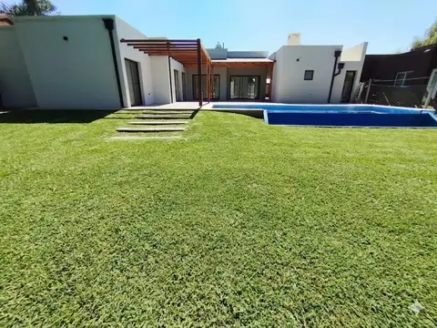 Casa 4 ambientes con 3 baños