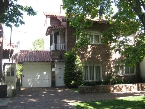 BUEN CHALET MUY BIEN UBICADO 