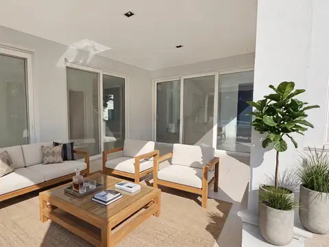 Casa en Alquiler con 2 cocheras