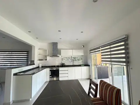 Casa en Alquiler con 2 cocheras