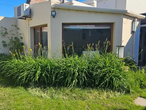 Casa 6 ambientes con 2 baños