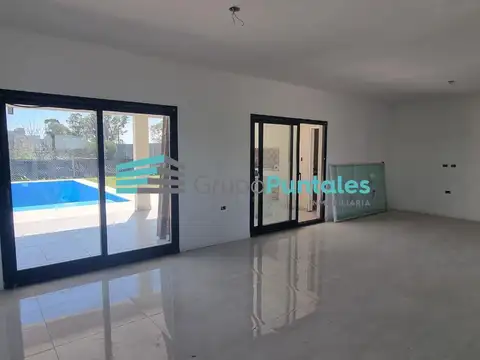 Casa en  Barrio Lagos de Canning en 1 planta con piscina