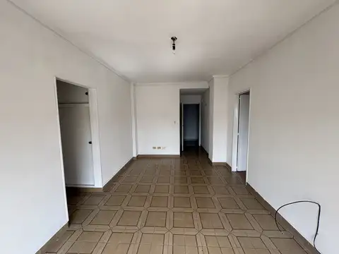 Depto de 2 ambientes al frente con Balcón en alquiler, muy luminoso
