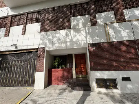 Depto de 2 ambientes al frente con Balcón en alquiler, muy luminoso