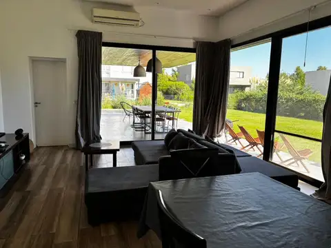 Casa 6 ambientes con 2 baños