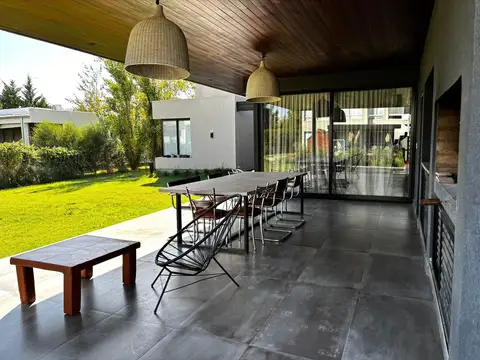 Casa en Alquiler con 2 cocheras