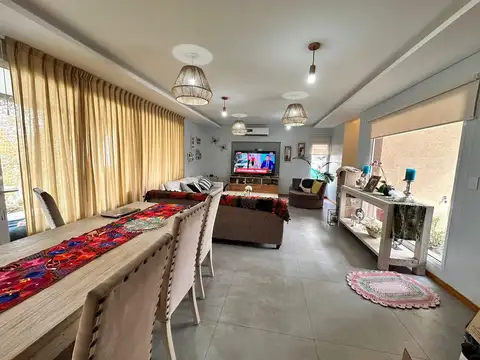 Casa 6 ambientes con 4 baños