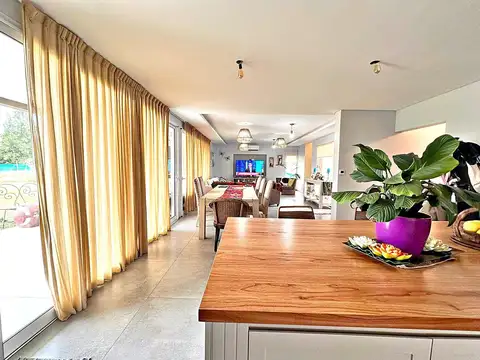 Casa 6 ambientes con 4 baños