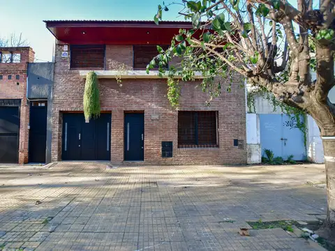 Casa de cuatro dormitorios en venta La Plata zona Plaza Malvinas