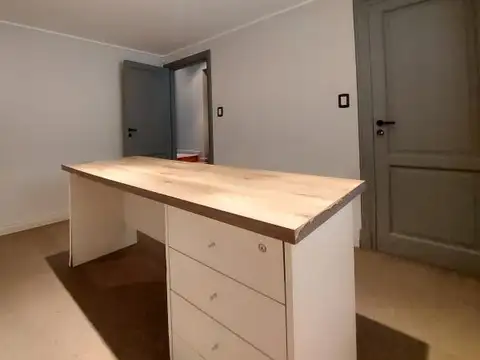 Excelente oficina en planta alta de zona Güemes.