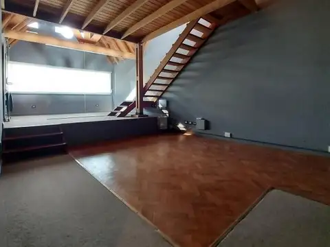 Excelente oficina en planta alta de zona Güemes.