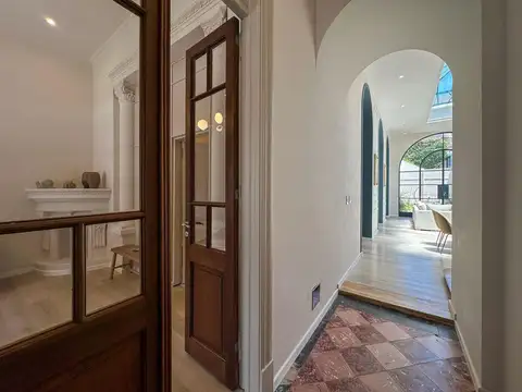 Casa 9 ambientes con 4 baños