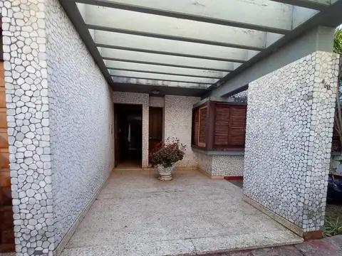 Casa 6 ambientes con 2 baños