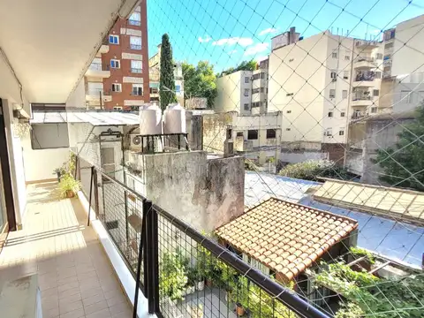EXCELENTE UBICACIÓN "Mármol 55" 2 AMBIENTES AL CONTRAFRENTE CON BALCÓN TERRAZA Y COCHERA