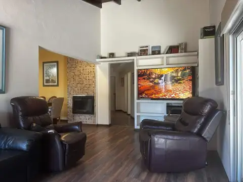 Casa 7 ambientes con 2 baños