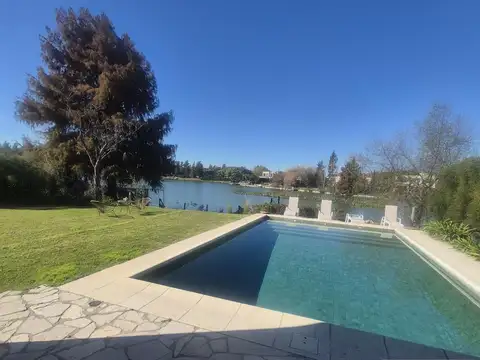 Casa en Alquiler Temporal con 2 cocheras