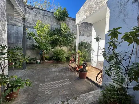 Casa con 2 viviendas y un Local a Refaccionar en Venta en San Fernando