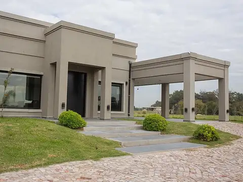 Casa de 6 ambientes en venta en Villa María, con amplio jardín. Canning, Ezeiza.