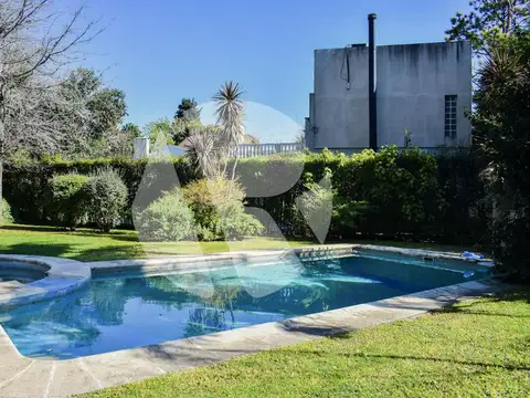 Casa en Venta con 2 cocheras