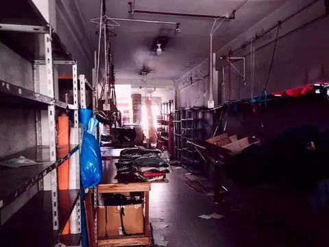 LOCAL GRAN UBICACION    3 x 22 - 3 Plantas - La mejor cuadra de Av. Avellaneda ! Consultanos