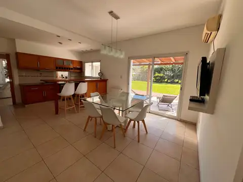 Casa 10 ambientes con 3 baños