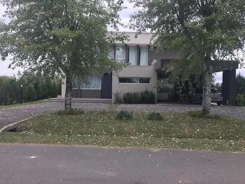 Casa en Venta con 5 cocheras