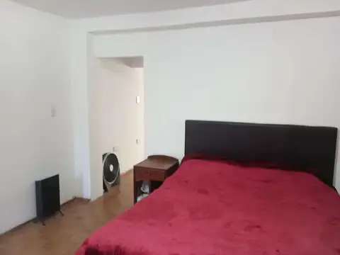 CASA CÉNTRICA CON LOCAL Al FRENTE. EXCELENTE UBICACIÓN  DOBLE INGRESO