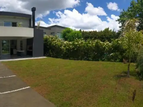 Casa 5 ambientes con 4 baños