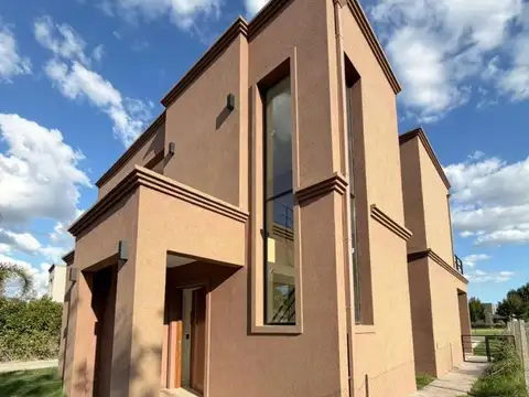 Casa a estrenar en Venta en Barrio Cerrado Santo Tomás Pilar