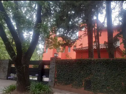 VENTA CASA DE 7 AMB.  CON COCHERA EN SAN ISIDRO