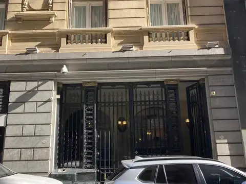 Amplia Oficina en edificio Señorial en Microcentro