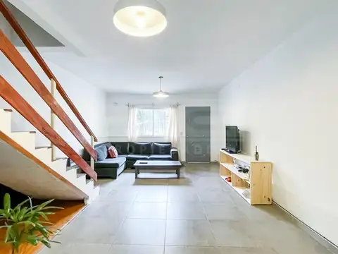 Casa en Alquiler con 2 cocheras