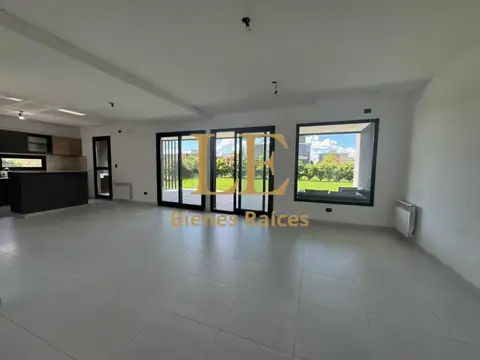 Casa 5 ambientes con 4 baños