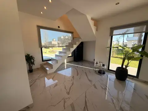 Casa 4 ambientes con 2 baños