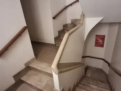 2 ambientes 47 m2 al frente balcon orientado al Este a mts parque Chacabuco y subte E  POR ESCALERA baño completo lavadero y Cocina separada Expensas $ 50000