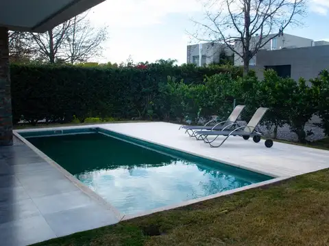 Casa en Alquiler con 2 cocheras