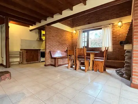 Casa en Alquiler con 1 cochera